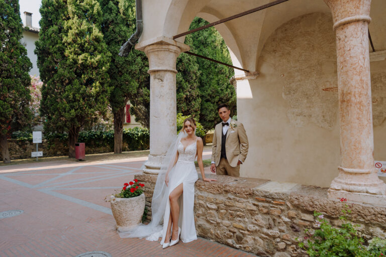 Couple portrait in Sirmione, warm light and stone streets