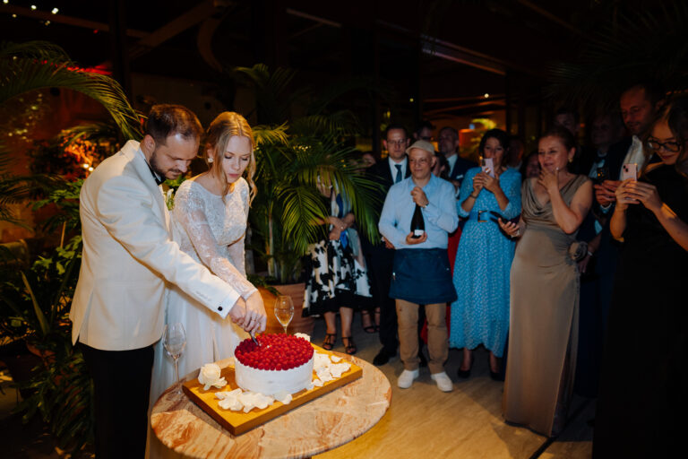 Wedding cake moment during the reception at Six Senses Rome, guests gathered around