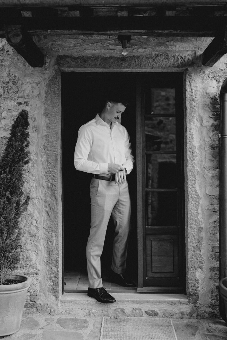 Groom portrait in a stone doorway at Podere Ferrale.
