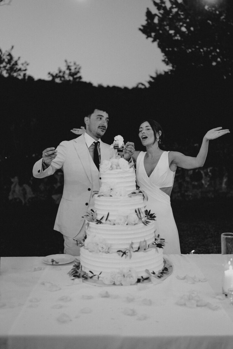 Black and white cake moment, Tuscany wedding
