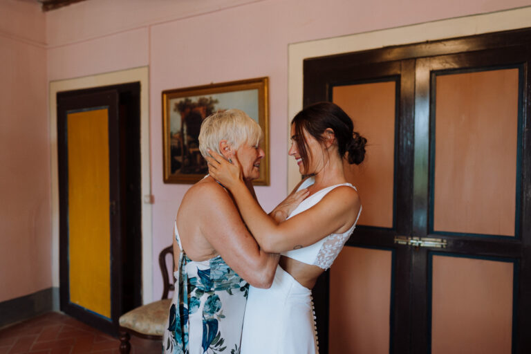 Bride with her mum, emotional moment villa cini