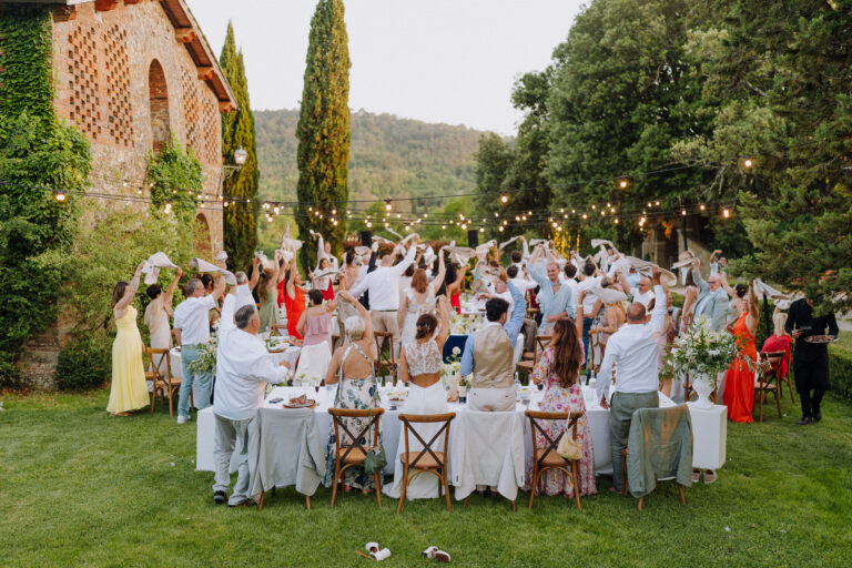 Group photo at dinner tables, Tuscany wedding